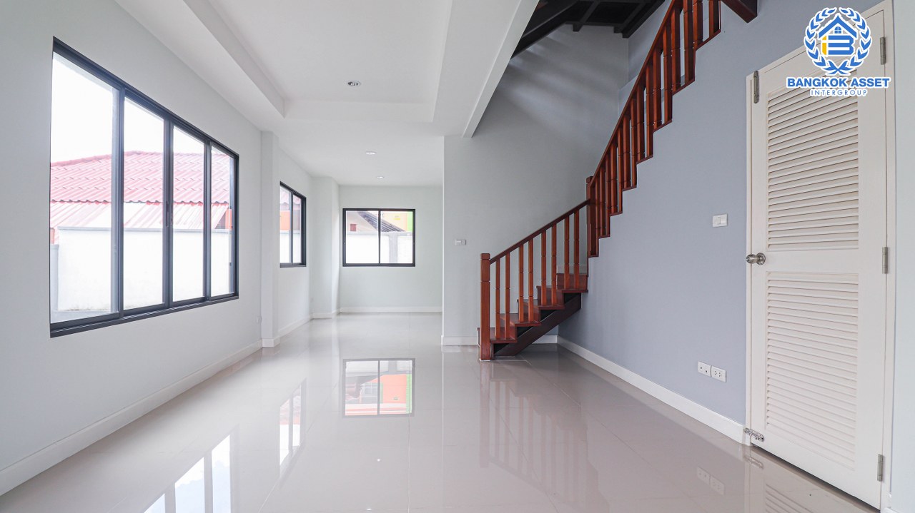 *****บ้านเดี่ยว 3 ชั้น โซนลาดพร้าว ม.โชคชัย 4 ซอย36 เนื้อที่ 55 ตร.ว. พร้อมฟังก์ชัน 4 ห้องนอน 4 ห้องน้ำ 2 ที่จอดรถ บริเวณบ้านกว้างขวาง ภายในสวยพร้อมเข้าอยู่ เข้า-ออกได้หลายเส้นทาง ใกล้ห้างสรรพสินค้าชั้นนำมากมาย เชื่อมต่อรถไฟฟ้าสายสีเหลือง "สถานีโชคชัย4" และทางด่วน "ฉลองรัช"